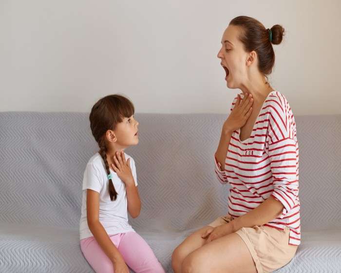 side-view-portrait-speech-pathologist-demonstrating-little-kid-how-pronounce-sounds-right-professional-physiotherapist-working-speech-defects-with-small-child-girl-indoors