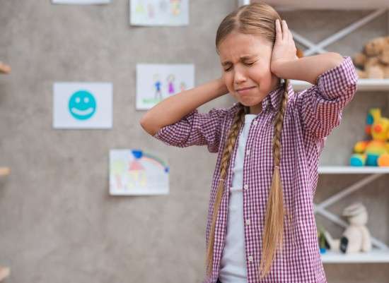 Photo portrait of distraught girl covering her ears with two hands